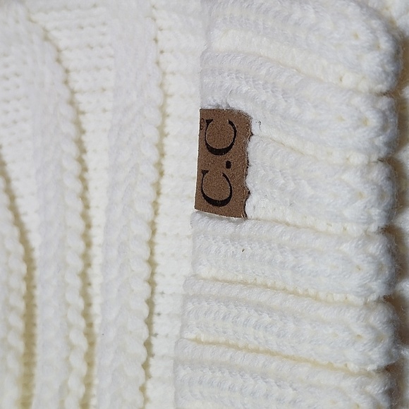 C.C IVORY CLASSIC CABLE-KNIT WINTER BEANIE HAT - Picture 2 of 8
